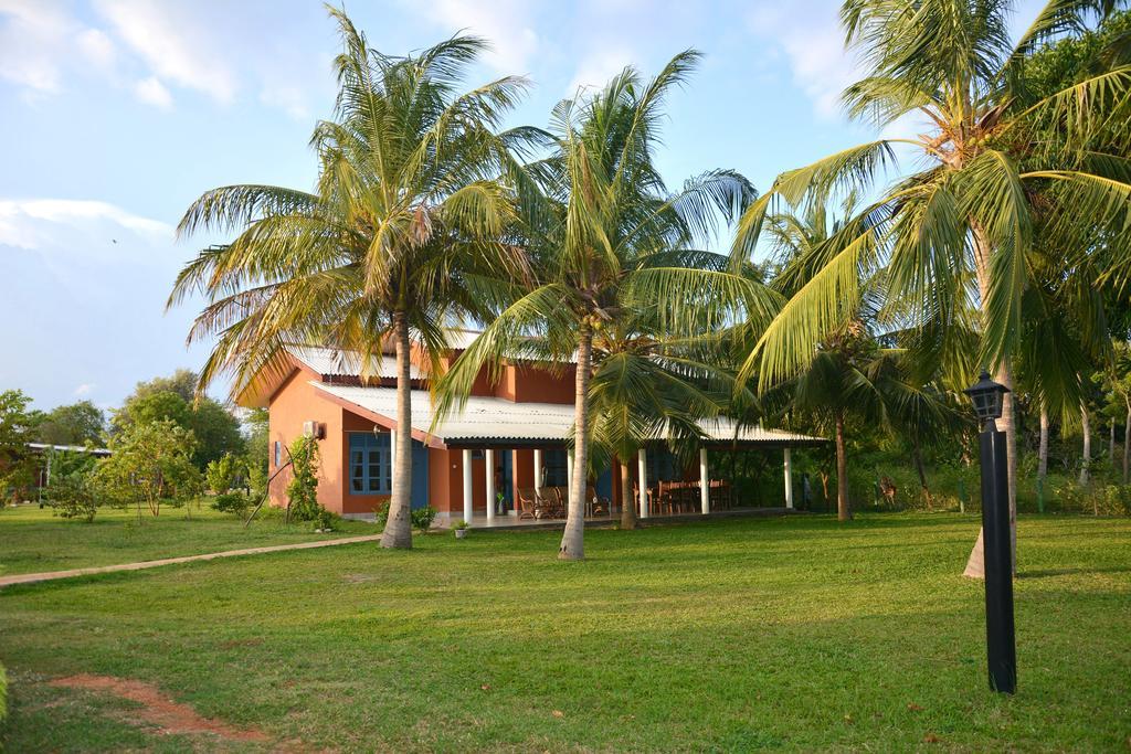 Serenity Lake Resort Yala Tissamaharama Esterno foto
